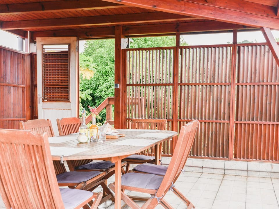 Patio, Dining area, Drinks