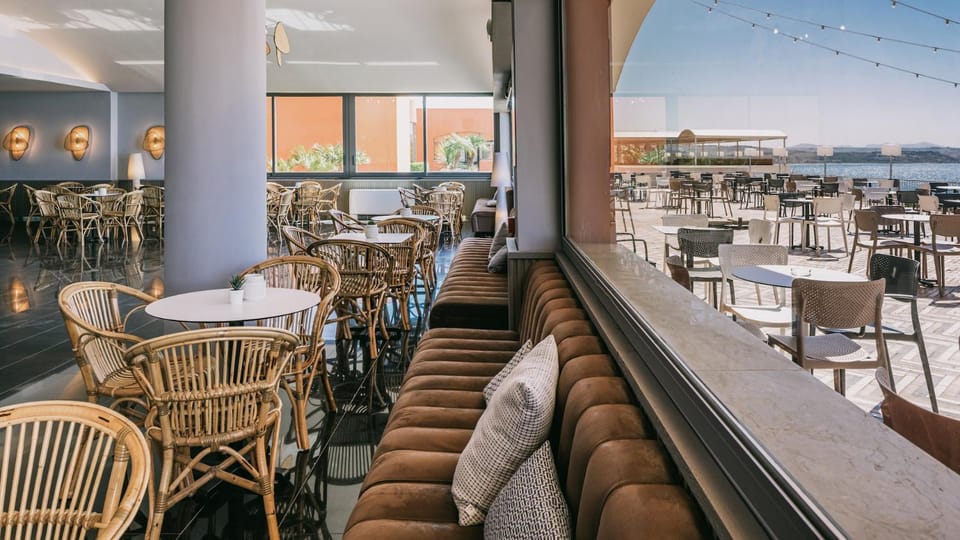 Restaurant/places to eat, Lounge or bar