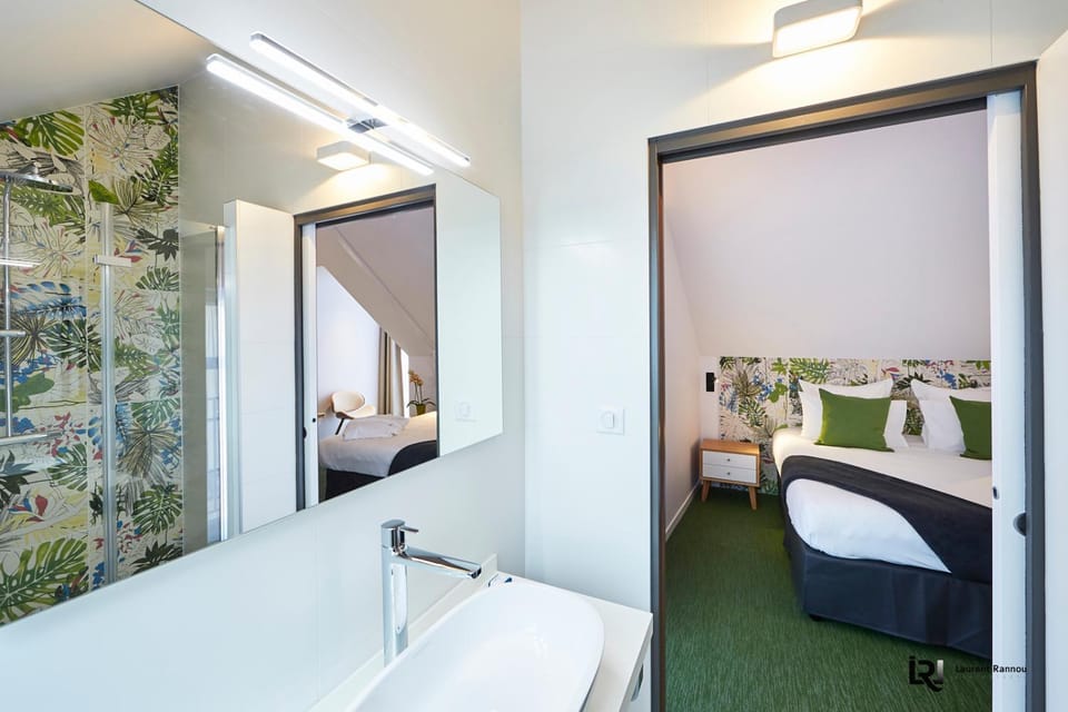 Bed, Bathroom, Photo of the whole room