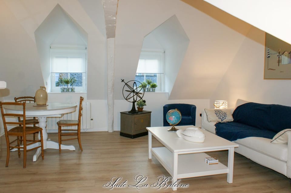 Living room, Lounge or bar, Seating area, Dining area