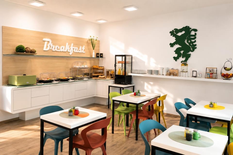 Restaurant/places to eat, Dining area, Food, Breakfast, Continental breakfast, Buffet breakfast
