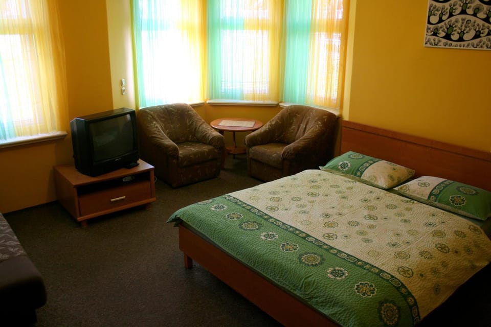 Bed, TV and multimedia, Seating area, Bedroom