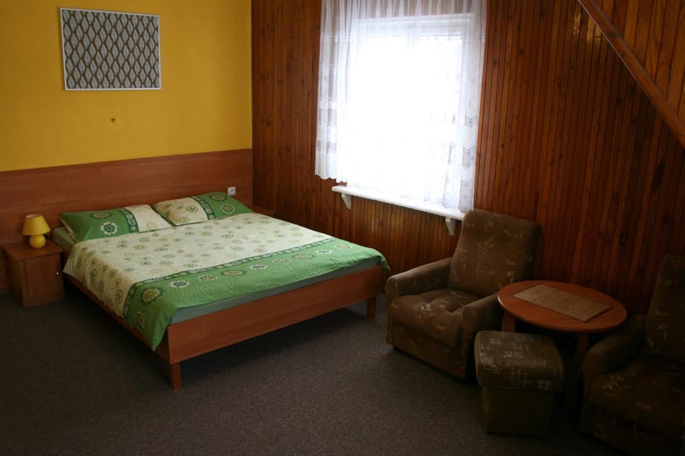 Bed, Photo of the whole room, Seating area, Bedroom