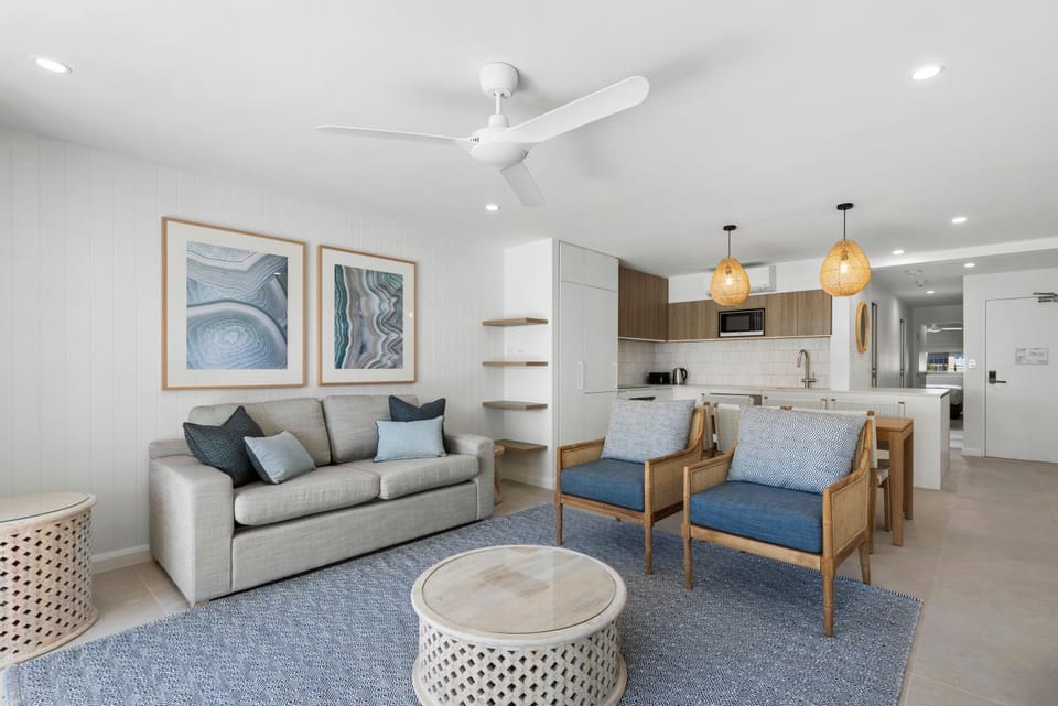 Kitchen or kitchenette, Living room, Seating area, Dining area
