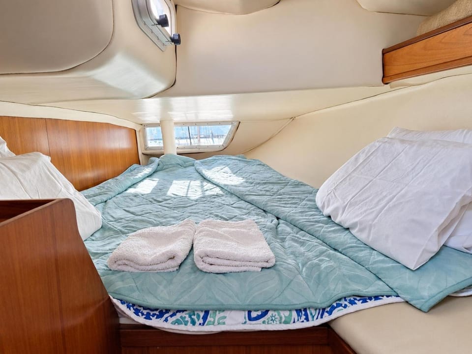 Sleep aboard a sailing boat in Lisbon Apartment in Lisbon