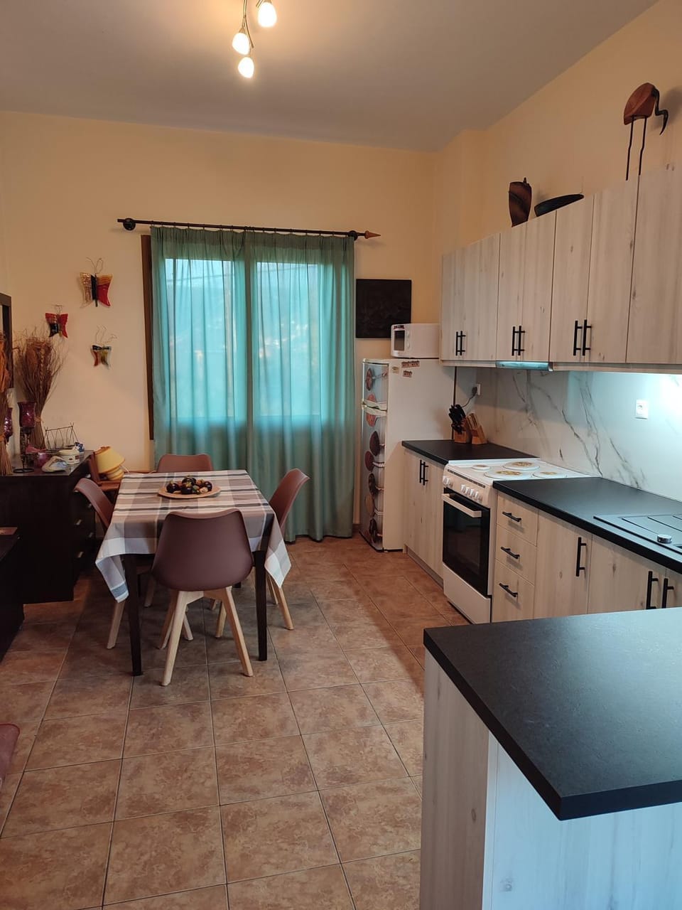 Kitchen or kitchenette, Dining area