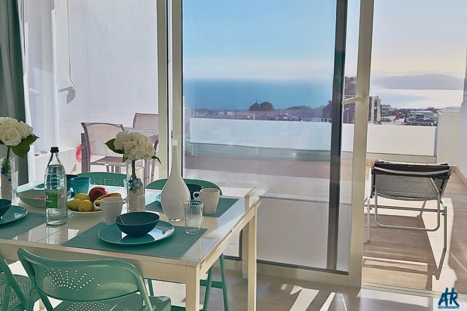 Dining area, Sea view, sunbed