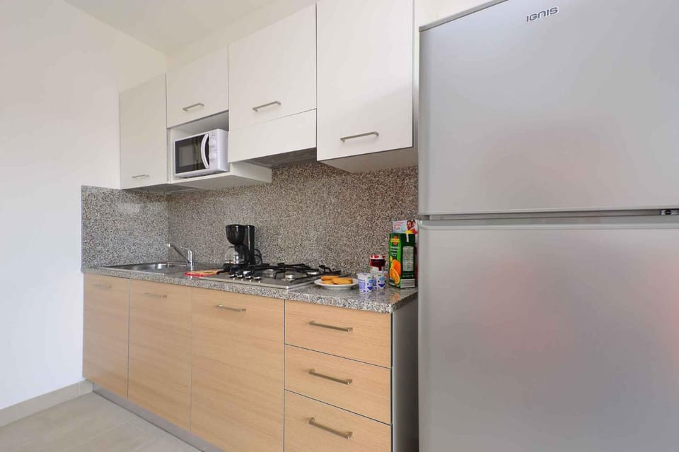 Coffee/tea facilities, microwave
