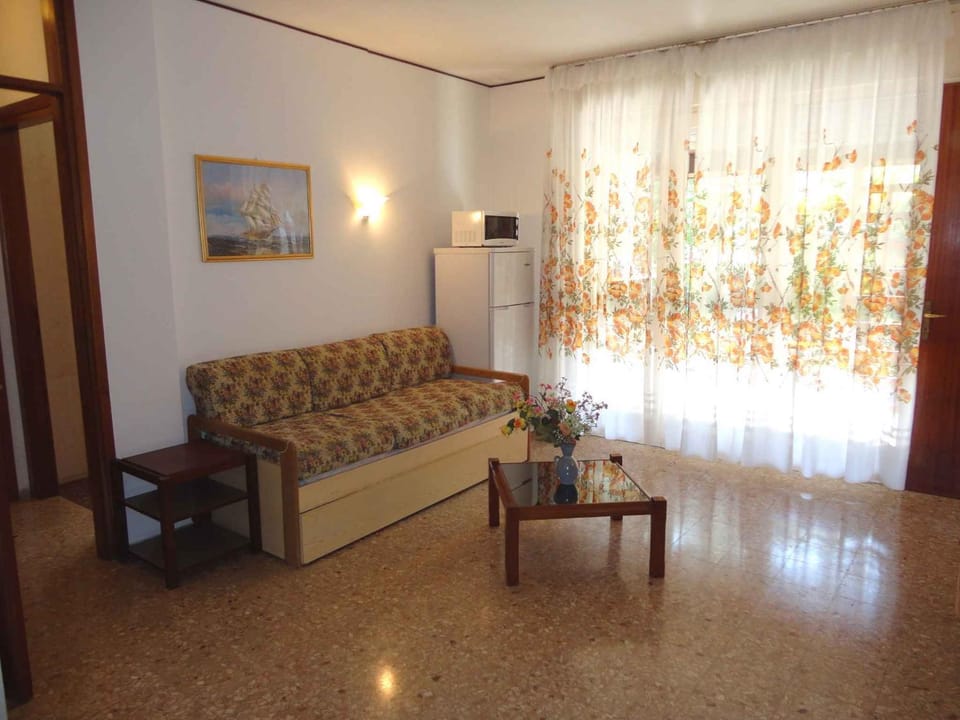 Living room, Seating area, microwave