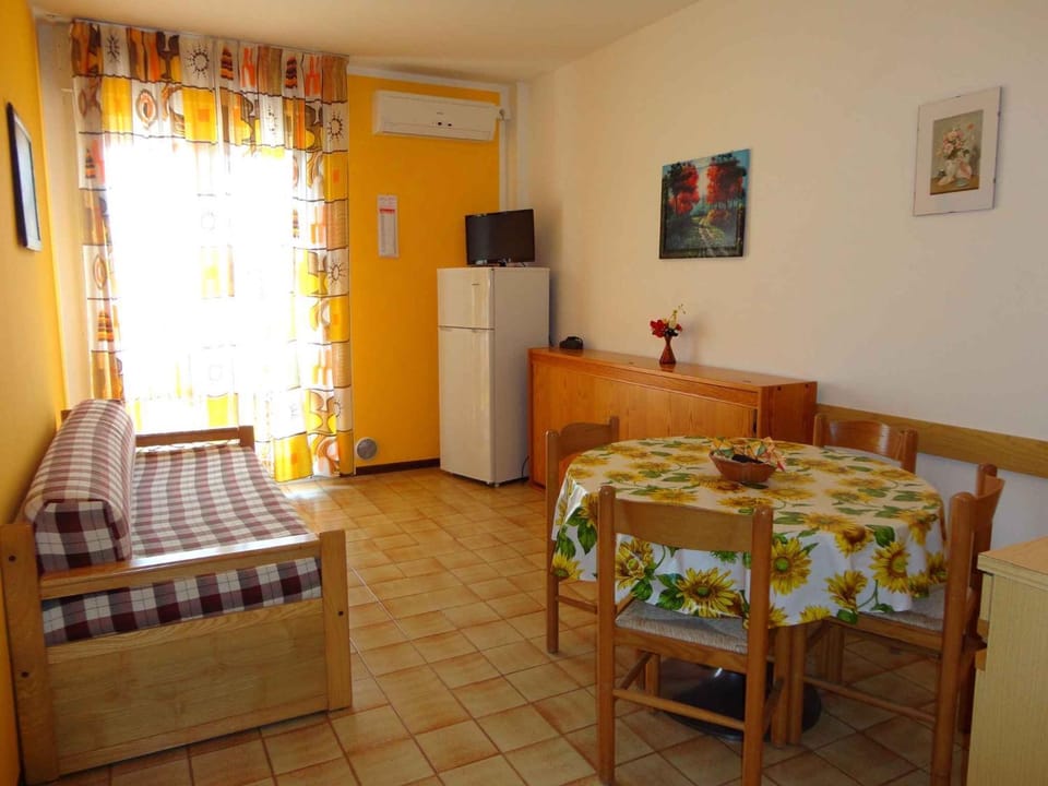 Balcony/Terrace, Living room, Seating area, Dining area, air conditioner