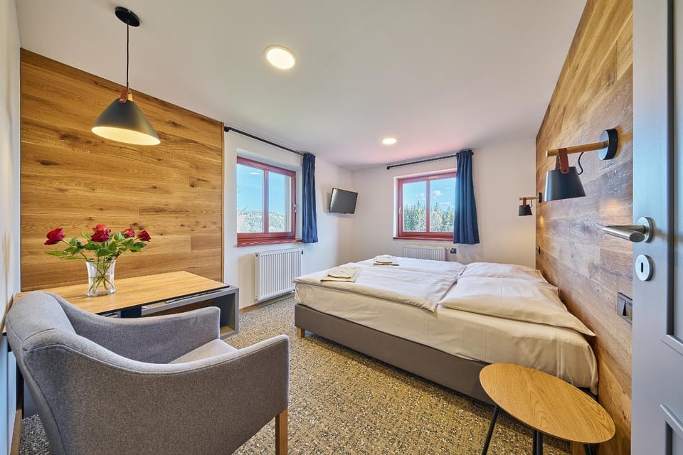 Bed, Photo of the whole room, Seating area, Bedroom