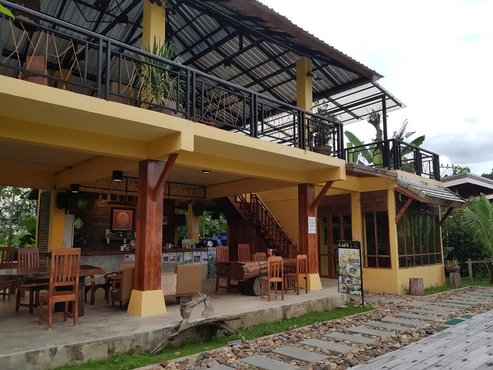 Property building, Day, Balcony/Terrace