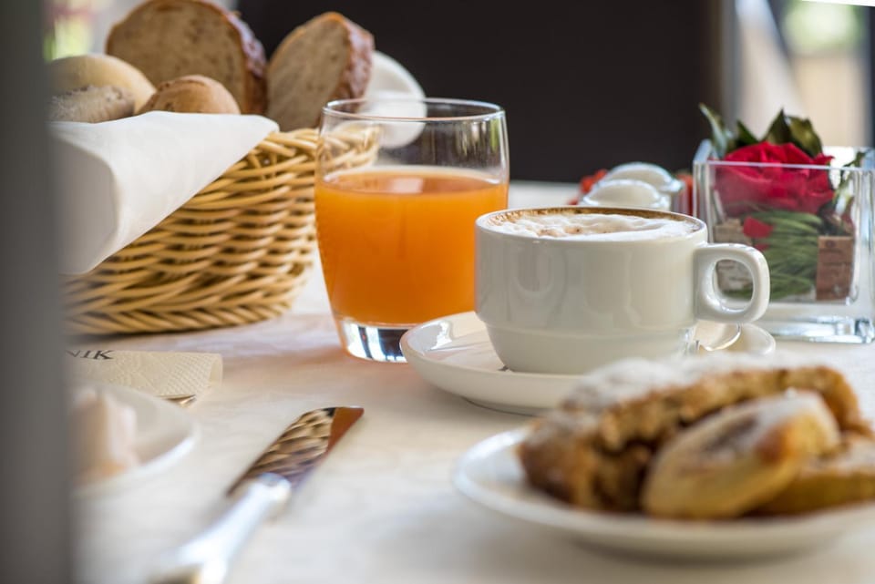 Food and drinks, Breakfast, Continental breakfast