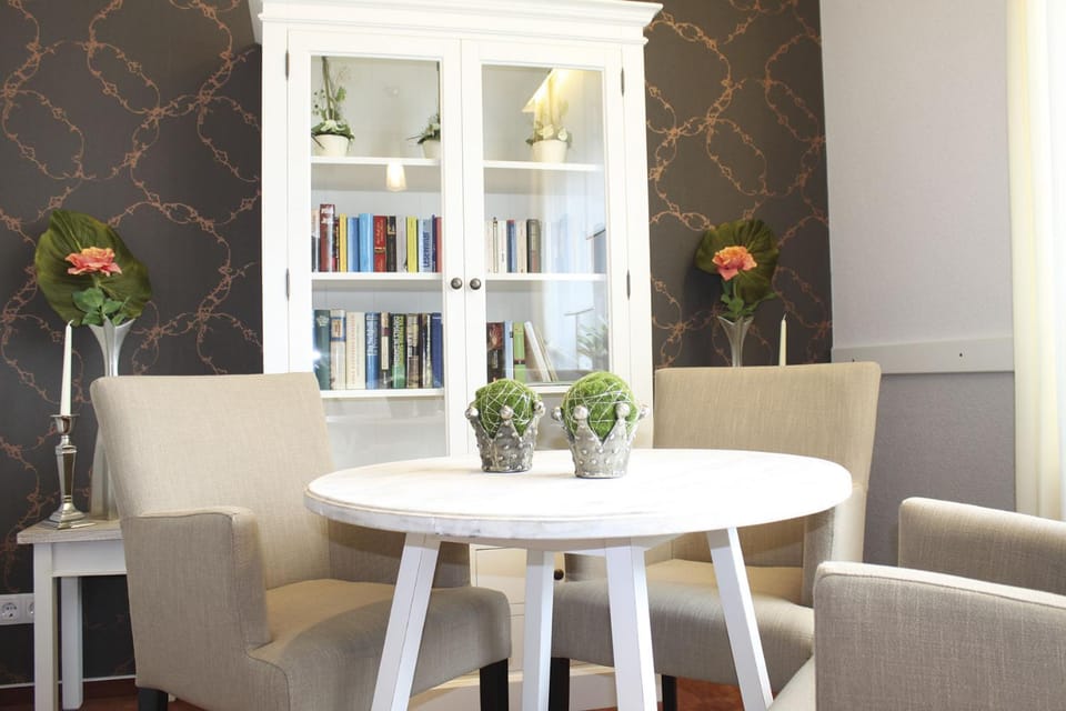 Communal lounge/ TV room, Library