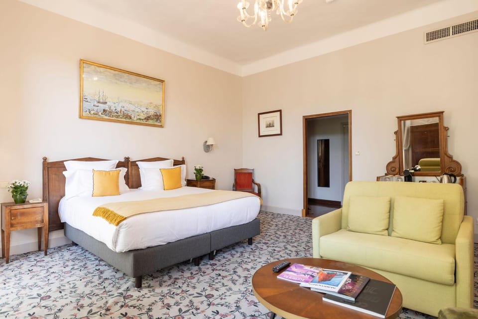 Bed, Photo of the whole room, Seating area, Bedroom