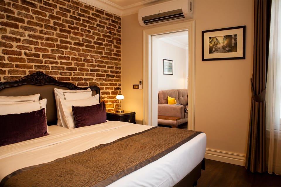 Bed, Living room, Photo of the whole room, Seating area, Bedroom, air conditioner