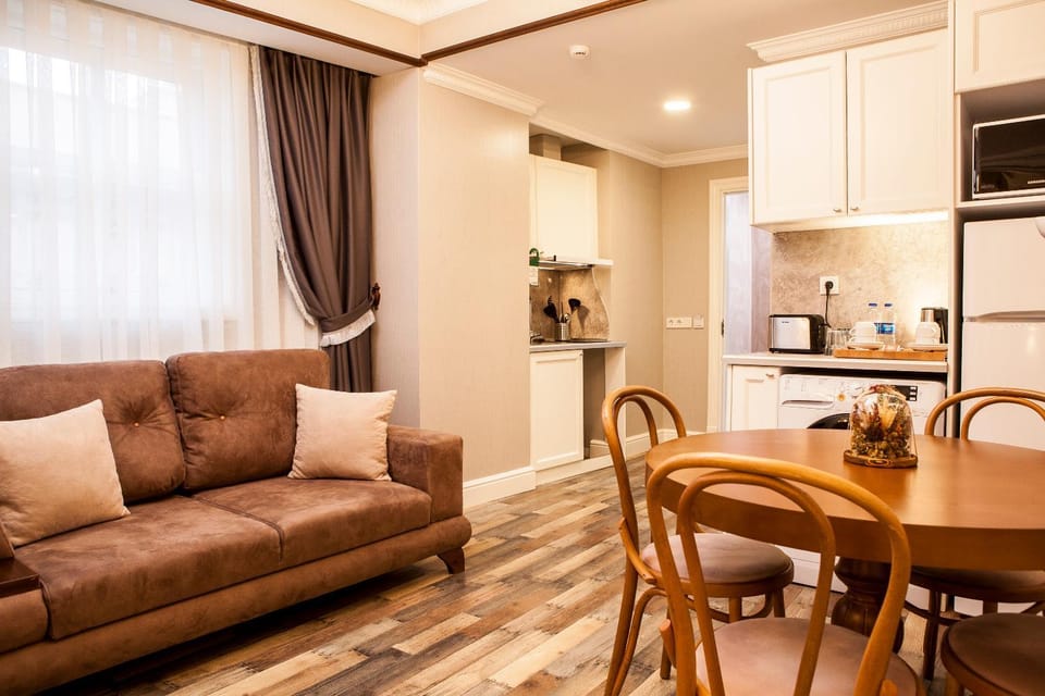 Coffee/tea facilities, Kitchen or kitchenette, Living room, Seating area, Dining area, oven, stove, toaster