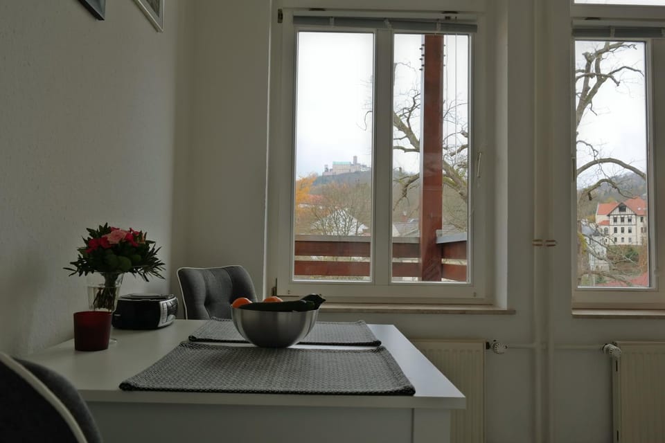 Photo of the whole room, Decorative detail