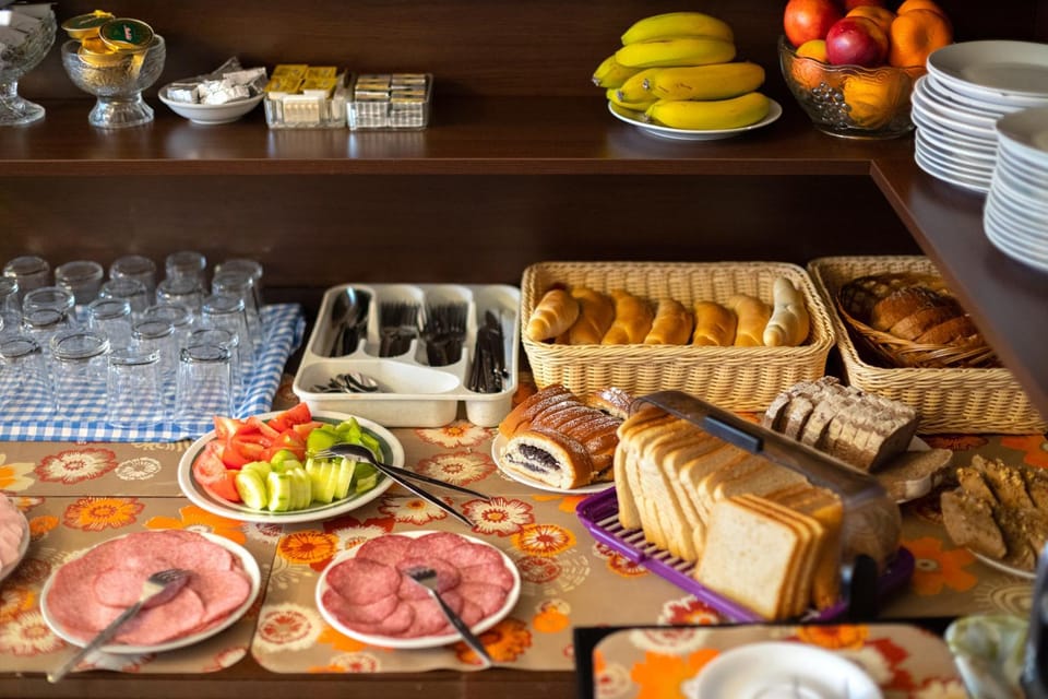 Food and drinks, Dining area, Food, Breakfast, Buffet breakfast