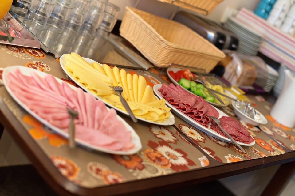 Food and drinks, Dining area, Food, Breakfast, Buffet breakfast