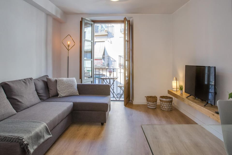 Property building, TV and multimedia, Balcony/Terrace, Living room, Seating area, Dining area