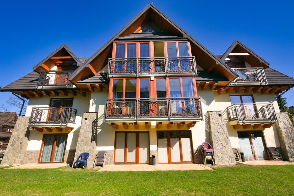 Property building, Facade/entrance, Day, Neighbourhood, Natural landscape, Summer, Garden, Balcony/Terrace, Floor plan, On site