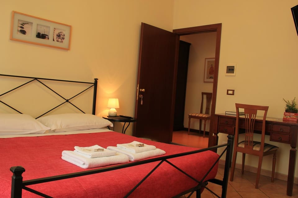 Photo of the whole room, Bedroom