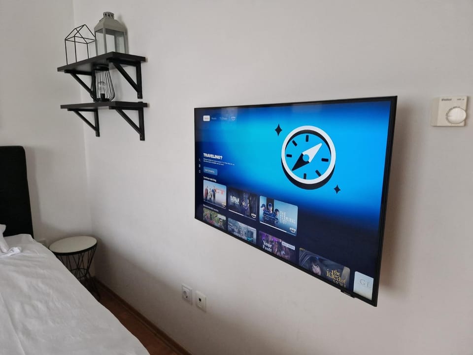 Bed, TV and multimedia, Bedroom