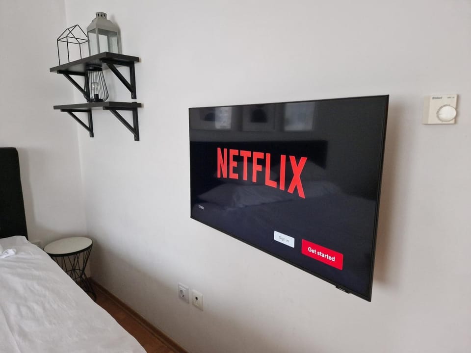 Bed, TV and multimedia, Bedroom