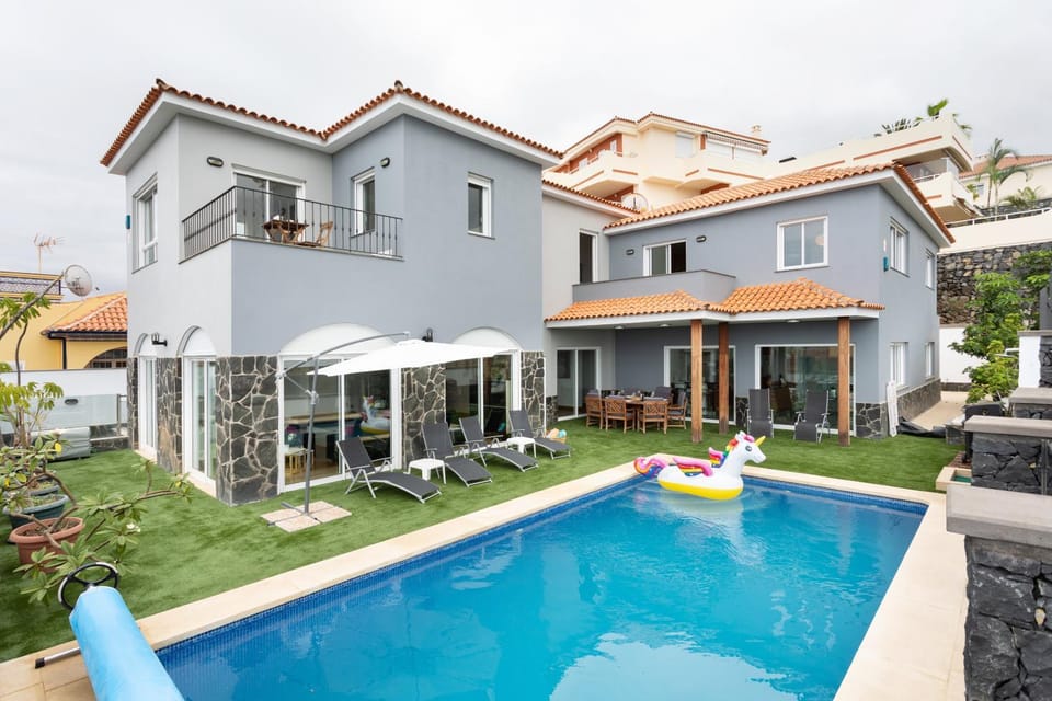 Property building, Swimming pool, Swimming pool