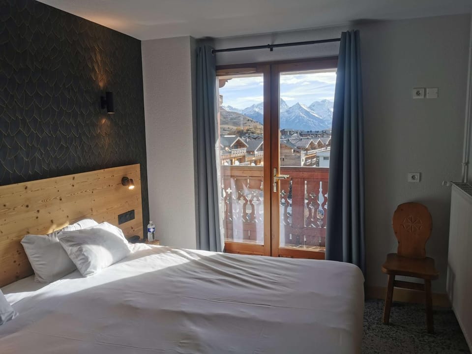 Bed, Bedroom, Mountain view