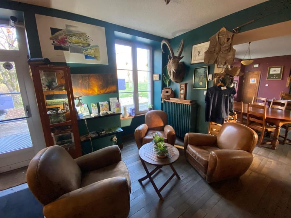 Restaurant/places to eat, Living room, Seating area, Drinks