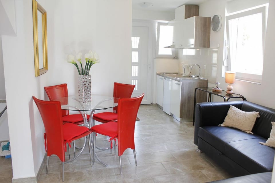 Coffee/tea facilities, Kitchen or kitchenette, Living room, Dining area