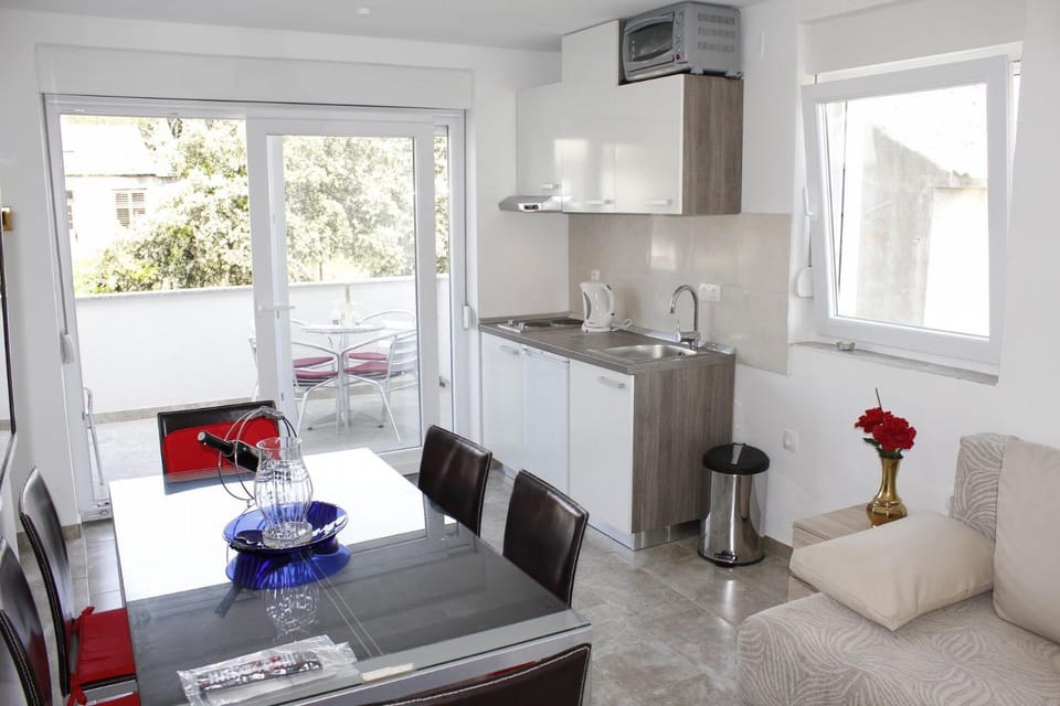 Coffee/tea facilities, Kitchen or kitchenette, Living room, Dining area