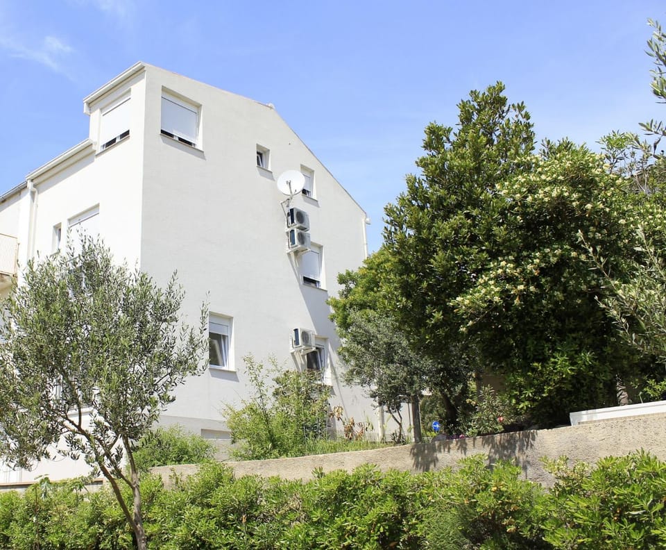 Facade/entrance, Neighbourhood