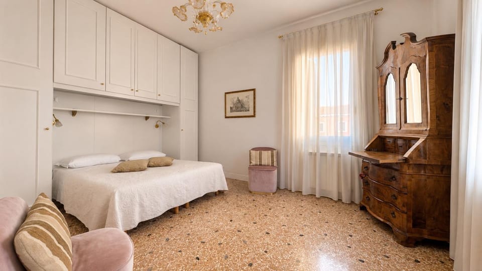 Venice at Home - Spacious Venetian Apartment 2 Min from Rialto Apartment in Venice