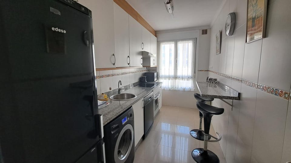 Coffee/tea facilities, Kitchen or kitchenette, Dining area, dishwasher, heating, oven, toaster, washing machine