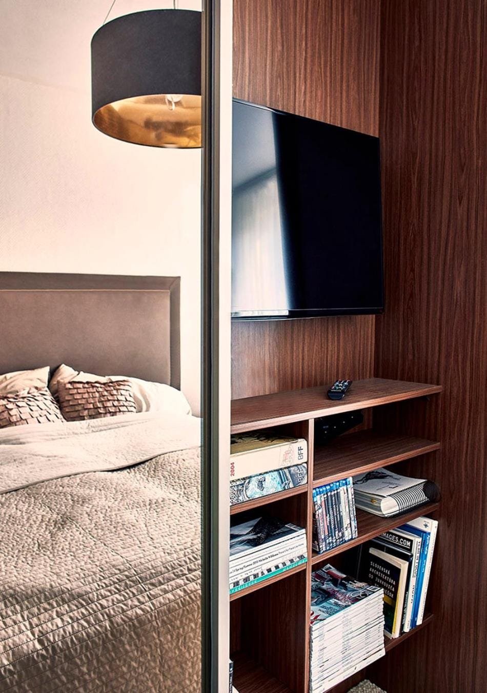 Bed, TV and multimedia, Photo of the whole room, Decorative detail, Evening entertainment, Bedroom