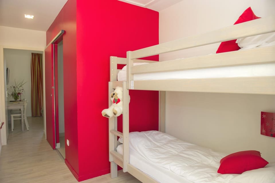 Bedroom, bunk bed