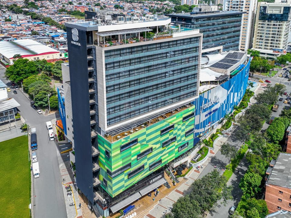 Facade/entrance, Bird's eye view