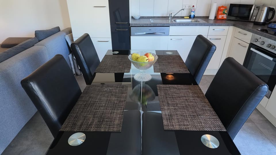 Coffee/tea facilities, Kitchen or kitchenette, Seating area, Dining area, oven, stove, toaster
