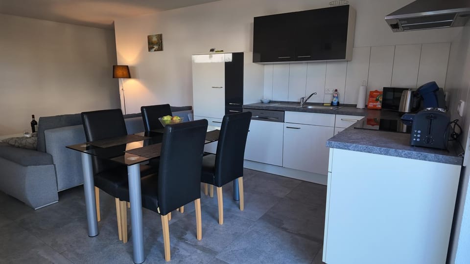 Coffee/tea facilities, Kitchen or kitchenette, Dining area, dishwasher, microwave, oven, stove, toaster