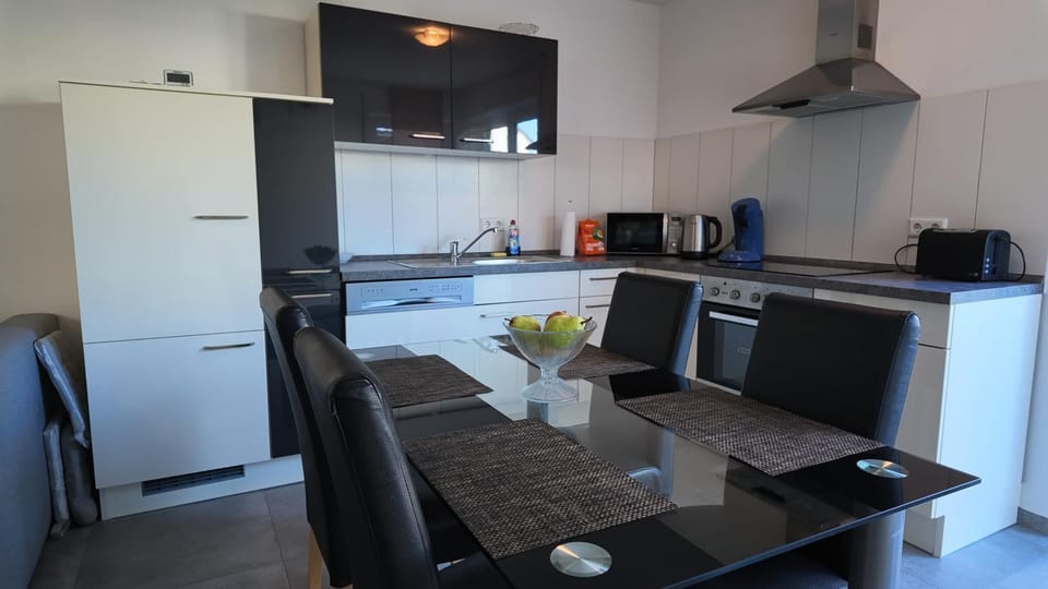 Kitchen or kitchenette, Dining area, oven, stove