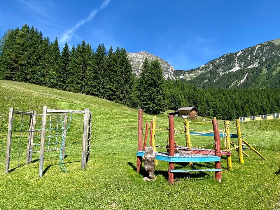 Restaurant/places to eat, Restaurant/places to eat, Natural landscape, Children play ground, Children play ground, Mountain view