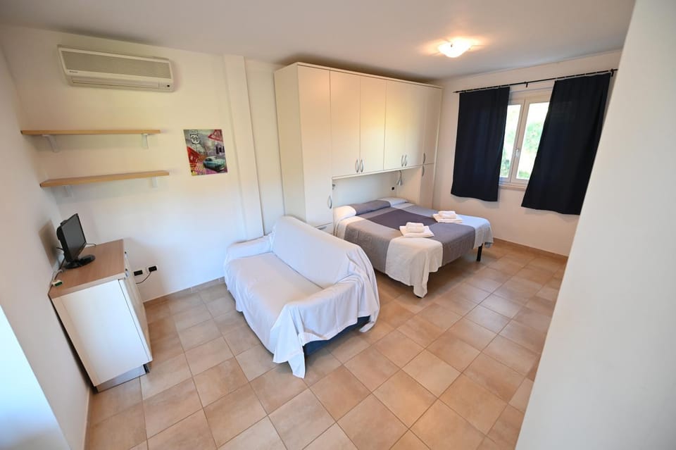 Bed, Bedroom, air conditioner