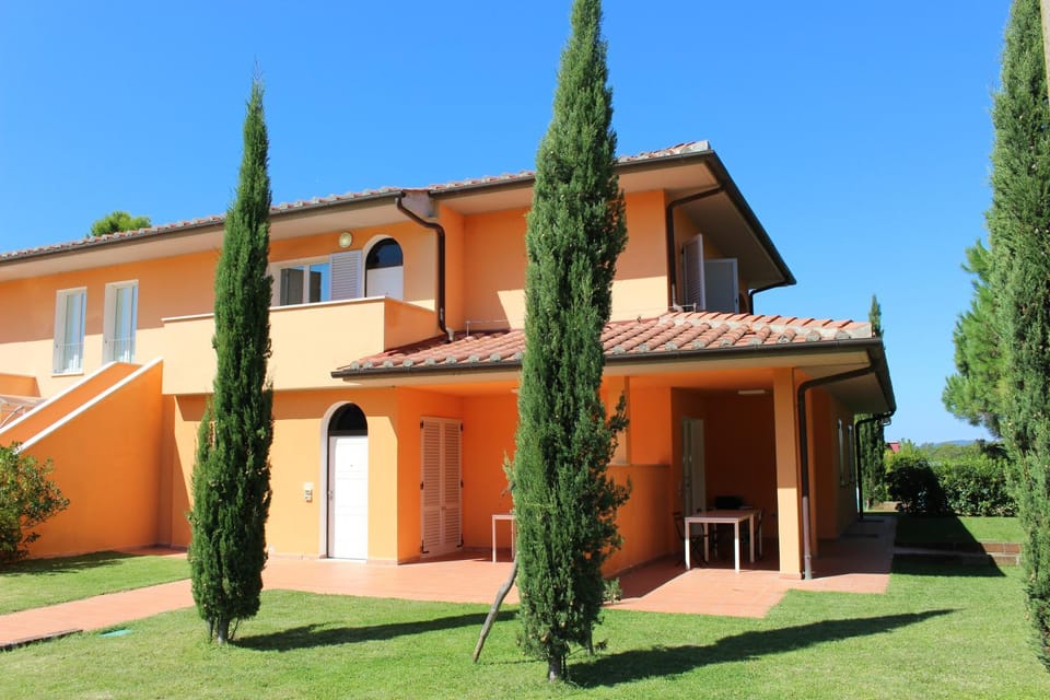 Property building, Facade/entrance, Garden, Garden view