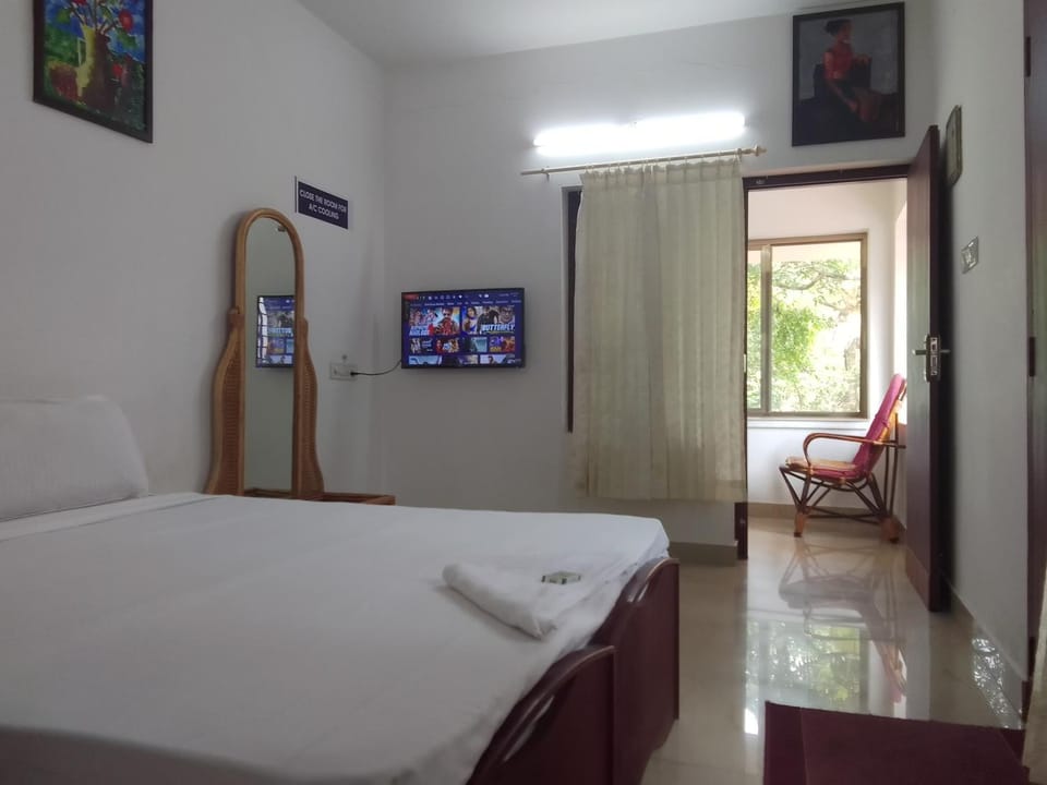 Bed, TV and multimedia, Photo of the whole room, Bedroom, towels