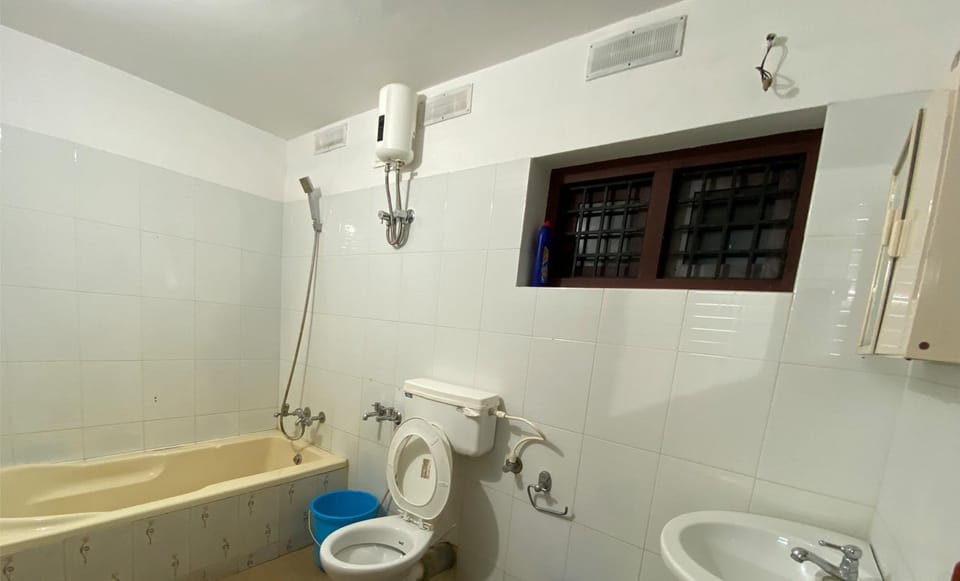 Shower, Toilet, Bathroom, Bath, bidet, towels