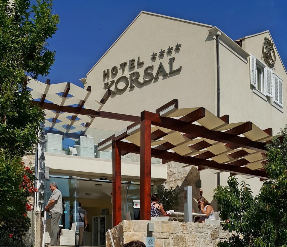 Restaurant/places to eat, Facade/entrance, People, Lobby or reception, Food, Drinks