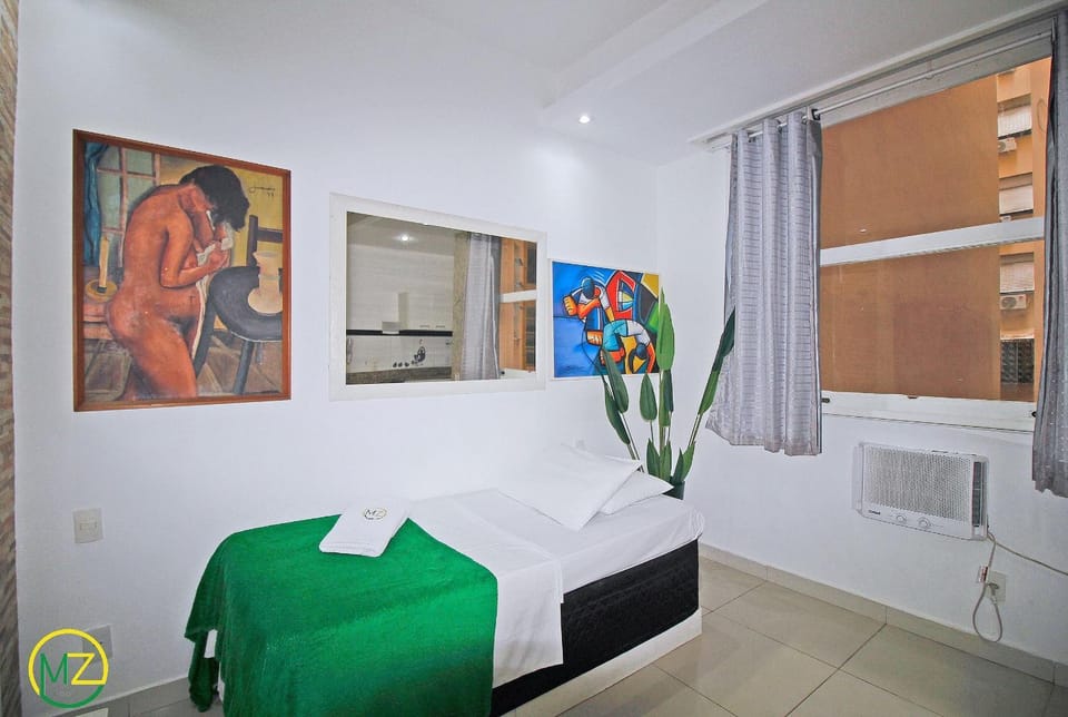 Silent studio for 3 persons in Copacabana Apartment in Rio de Janeiro